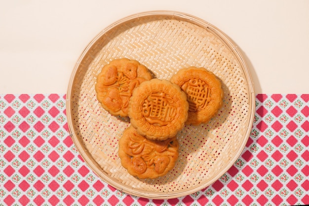 Heerlijke zelfgemaakte mooncake van de Vietnamese keukencultuur. Tekst op taart betekent geluk.