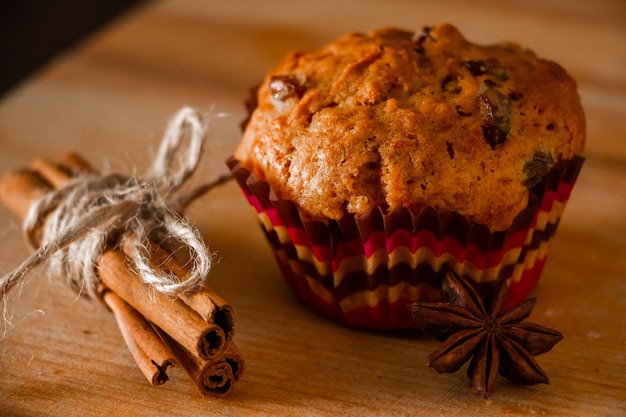 Heerlijke zelfgemaakte muffins met rozijnen kerst bakken op een houten achtergrond