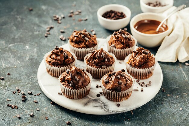 Heerlijke zelfgemaakte muffins op een marmeren bord