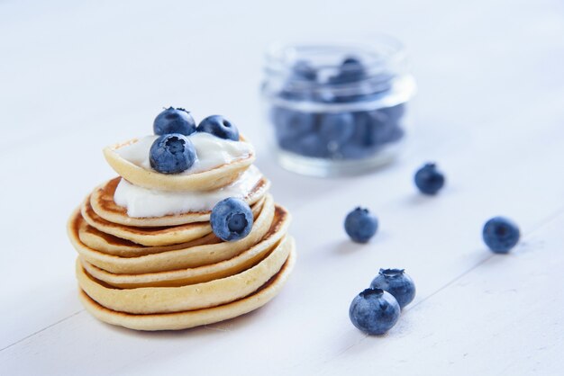 Heerlijke zelfgemaakte pannenkoeken met yoghurt en verse bosbessen.