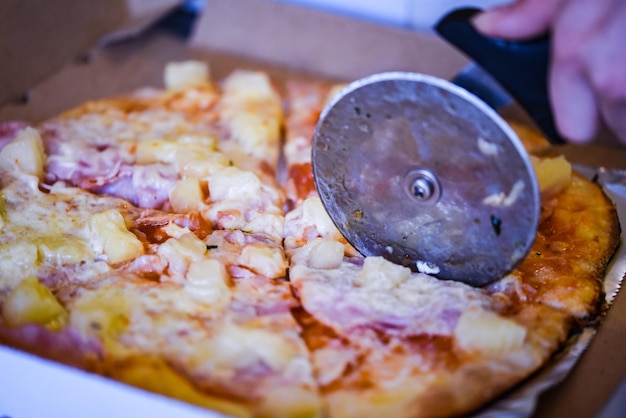 Foto heerlijke zelfgemaakte pizza met verse ingrediënten.