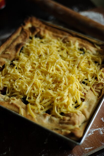 Heerlijke zelfgemaakte pizza op tafel