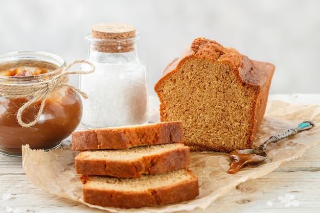 Heerlijke zelfgemaakte pondcake met karamel en zeezout Zoet brood Dessert voor fijnproevers Selectieve aandacht