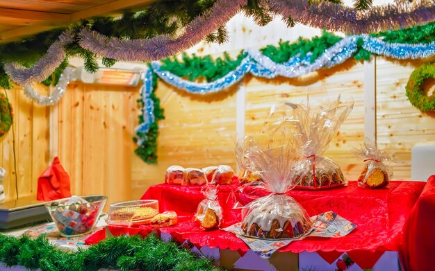Heerlijke zelfgemaakte taarten gefotografeerd bij een van de kraampjes op de kerstmarkt in Vilnius, Litouwen. Tijdens de markt kunnen mensen verschillende feestartikelen, snoep en souvenirs vinden.