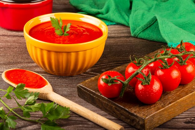 Heerlijke zelfgemaakte tomatensoep in kom.