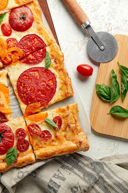 Heerlijke zelfgemaakte vierkante pizza met groenten op wit