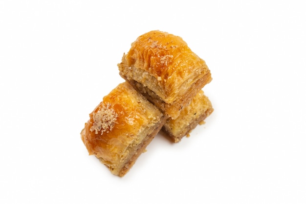 Heerlijke zoete baklava die op witte muur wordt geïsoleerd. Bovenaanzicht.