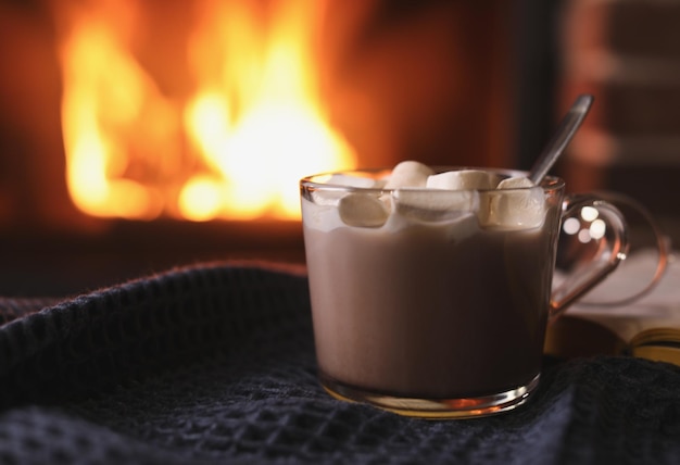 Heerlijke zoete cacao met marshmallows en vage open haard op achtergrond