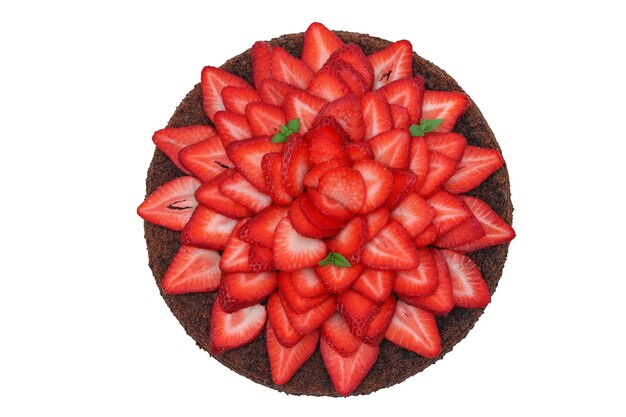 Heerlijke zoete cake met aardbeien bovenaanzicht geïsoleerd op wit