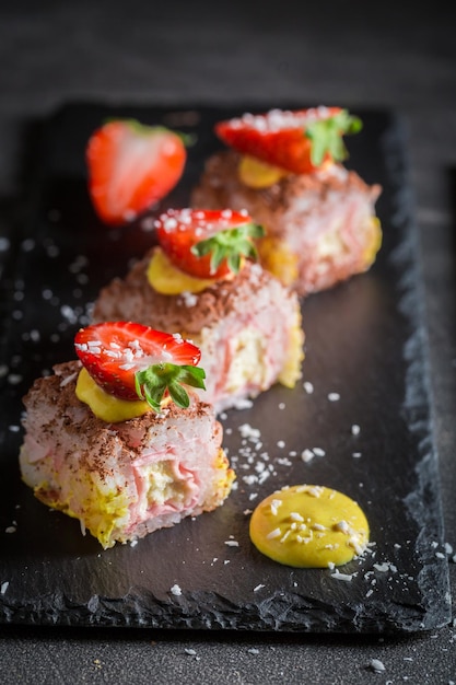 Heerlijke zoete sushi met chocolade en mango