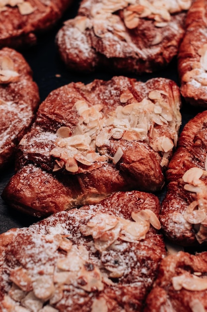 Heerlijke zoete vers gebakken croissants met amandelen en suikerpoeder