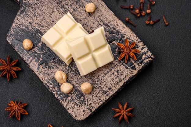 Heerlijke zoete witte chocolade in blokjes gebroken op een houten snijplank