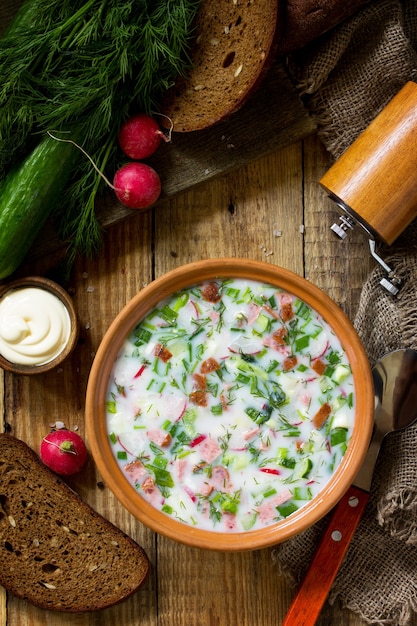 Foto heerlijke zomerse lunch lentezomer yoghurt koude soep verse groenten en kefir bovenaanzicht