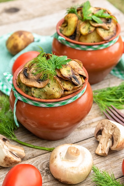 Heet en lekker gerecht van champignons en aardappelen gebakken in de oven.