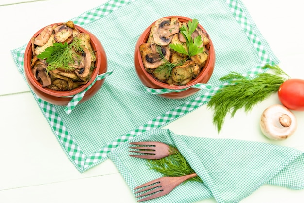 Heet en lekker gerecht van champignons, vlees en aardappelen gebakken in de oven. Bovenaanzicht.