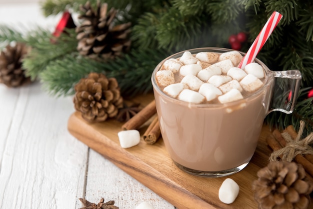 Heet gekruide kerst chocoladedrank met marshmallows topping
