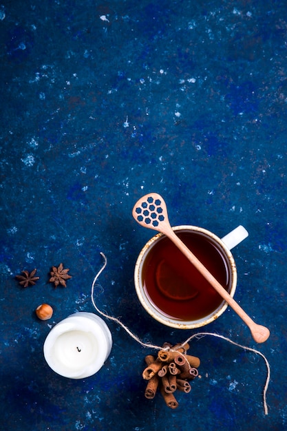 Heet herfstdrankje op donkerblauw