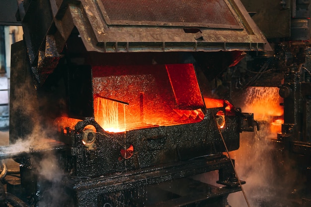 Heet staal op transportband in staalfabriek