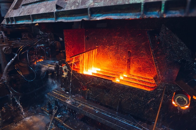 Heet staal op transportband in staalfabriek