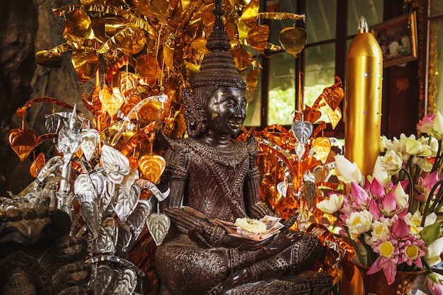 Heilig beeld in de tempel op de berg Phnom Kulen. Siem Reap, Cambodja.