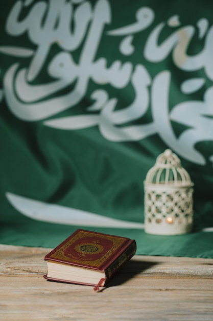 Heilig boek van de koran op een houten oppervlak