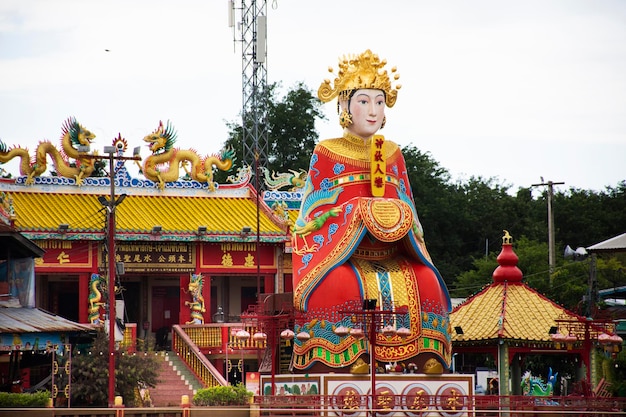 Heiligdom van Chao Pho Thepharak Chao Mae Thapthim of Mazu Matsu Chinese zeegodin voor Thaise mensen reizen bezoek respect biddend aan de rivier Chao Phraya op 28 oktober 2022 in Nakhon Sawan, Thailand