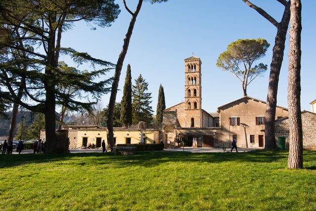 Heiligdom van Vescovio (Lazio, Italië). Kerk en klokkentoren in Sabina.