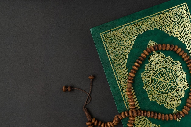 heilige al koran met geschreven arabische kalligrafie betekenis van al quran