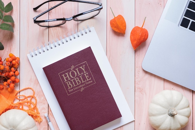 Heilige bijbel en herfst gezellig bovenaanzicht op houten achtergrond Bijbelstudie herfst concept