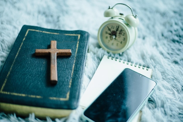 Heilige Bijbel en houten kruissymbool van christelijk concept