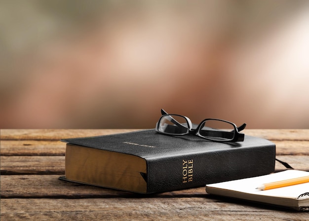 heilige bijbel met bril en notitie
