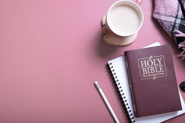 Heilige Bijbel notitie met plaid en kopje koffie bovenaanzicht Heilige Bijbel studie concept