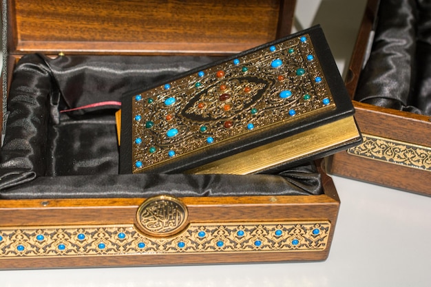 Heilige Boek Koran met decoratieve omslag en doos