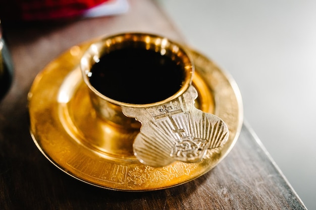 Heilige Communie op houten tafel op kerk Communie Beker van glas met rode wijn