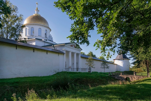Foto heilige dormition pskovpechersk-klooster en sint-michielskathedraal pechora pskov-regio rusland