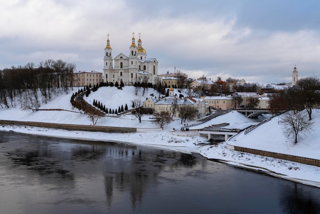 Heilige Geest-klooster en de kathedraal van de Heilige Hemelvaart op een winterdag Vitebsk Wit-Rusland