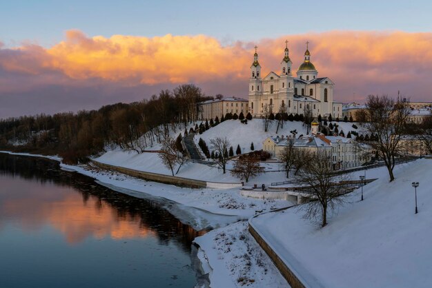 Heilige Geestenklooster en Heilige Dormition-kathedraal aan de oevers van de Dvina-rivier Vitebsk Wit-Rusland