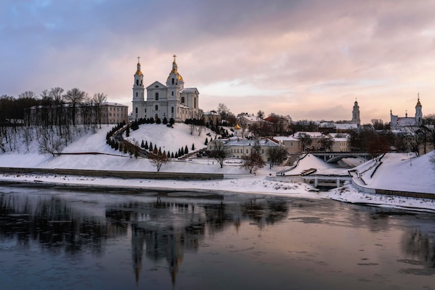 Heilige Hemelvaart-kathedraal aan de oever van de westelijke Dvina-rivier op een winterdag Vitebsk Wit-Rusland