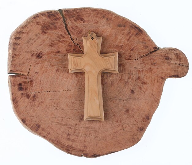 Heilige houten kruis geïsoleerd op bruine achtergrond