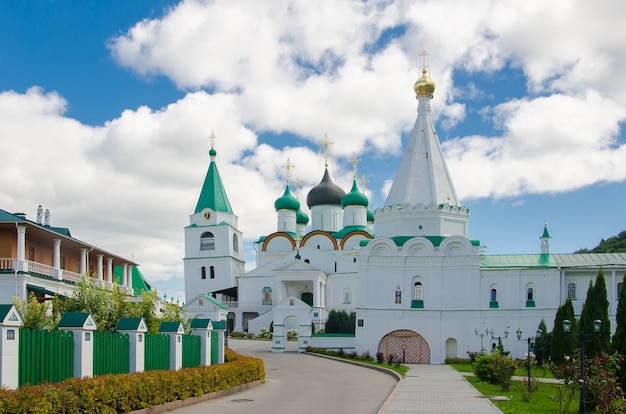 Heilige plaats van orthodoxe christenen: Ascension Pechersky-klooster in Nizhny Novgorod