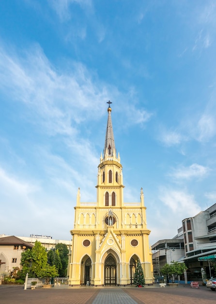 Heilige Rozenkranskerk onder bewolkte blauwe hemel in Bangkok Thailand