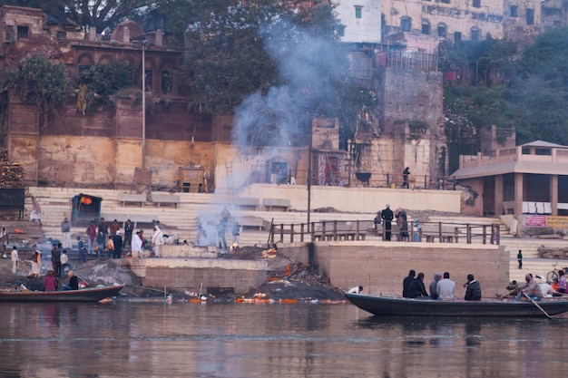 Heilige stad voor hindoeïstische religie Varanasi, oude gebouwen, boten en crematiescènes in Varanasi, India