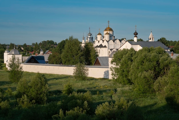 Heilige voorbede Pokrovsky klooster op een zonnige zomerdag Soezdal Vladimir regio Rusland