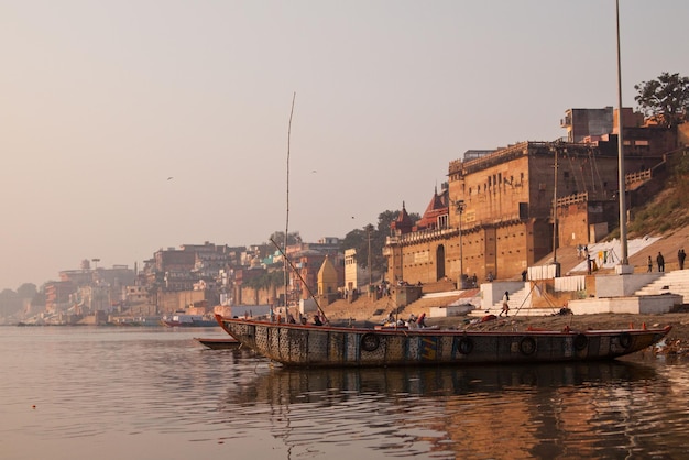 Heiligste stad voor hindoeïstische religie Varanasi gelegen aan de rivier de Ganges, kleurrijke boten in Varanasi, India
