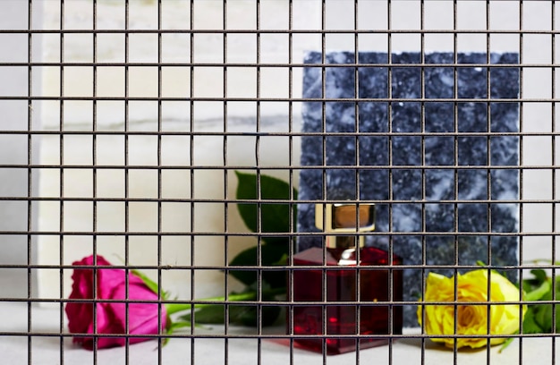 hek met marmeren podium of stenen schoonheid met parfumfles roze en geel roze bloemen Product