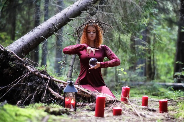 Heks houdt een ritueel in de diepten van het bos