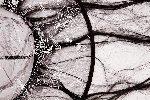 Heksenhoed wit spinnenpatroontransparante heksenhoed met haar voor halloweenfeest close-up element van...