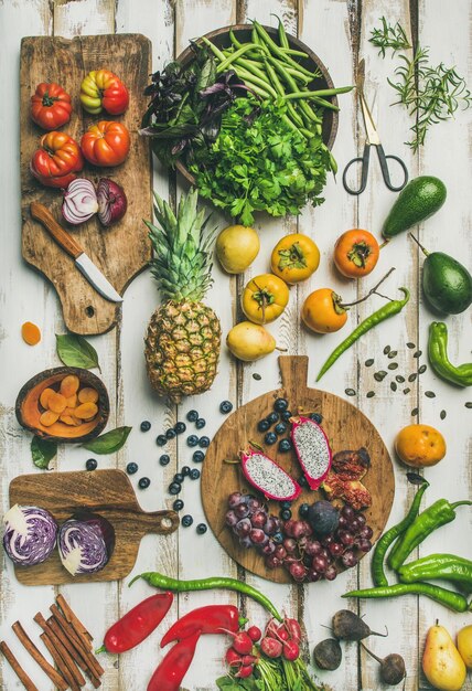 Helathy veganistisch eten koken achtergrond met rauwe fruites en groenten