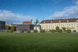 Photo heldenplatz square with archduke charles statue and hofburg palace vienna austria