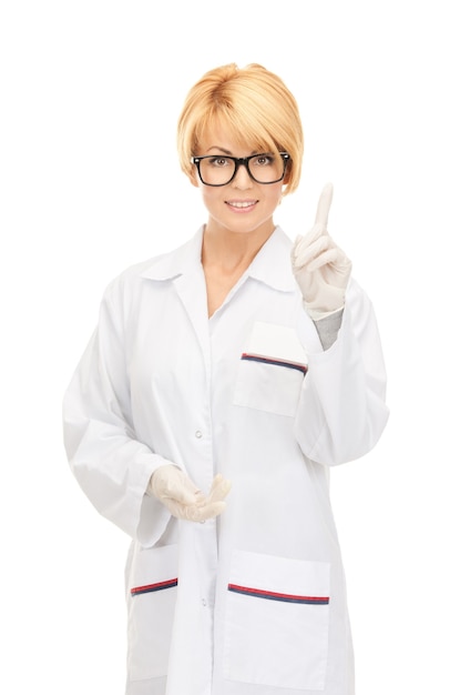 helder beeld van aantrekkelijke vrouwelijke arts over wit